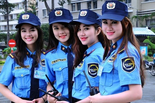 nhan-vien-bao-ve-mac-dong-phuc.jpg