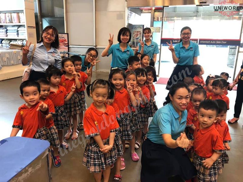 Đồng phục với màu cam chủ đạo kèo chân váy kẻ sọc.