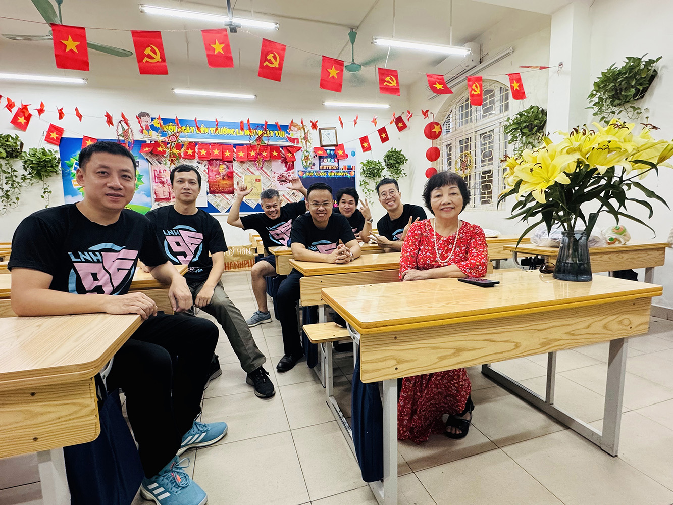 Áo họp lớp 25 năm ra trường 9E Lê Ngọc Hân - Ảnh 13