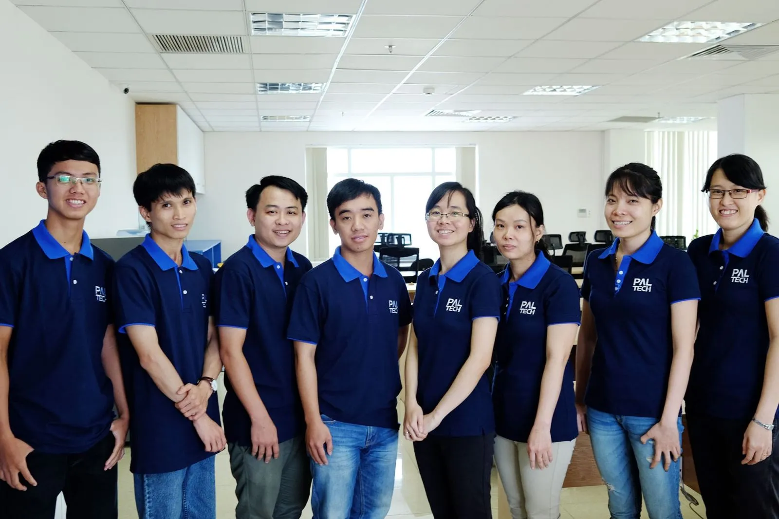 May áo đồng phục cần phù hợp với vóc dáng của nhân viên